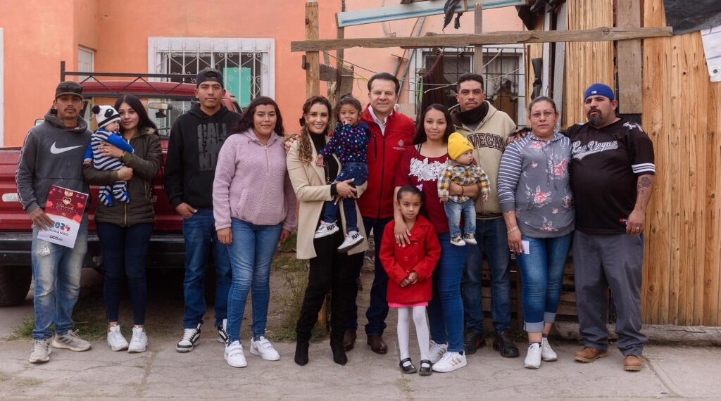 Marisol y Esteban hacen realidad los sueños de las familias duranguenses que más lo necesitan