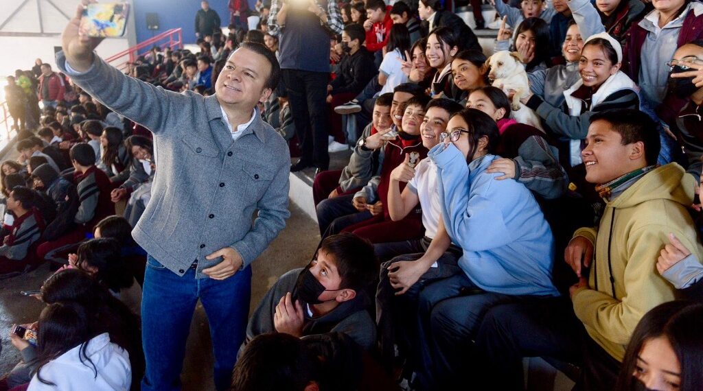 Padres de familia y comunidad escolar se suman al compromiso  de Marisol y Esteban con la niñez y la juventud