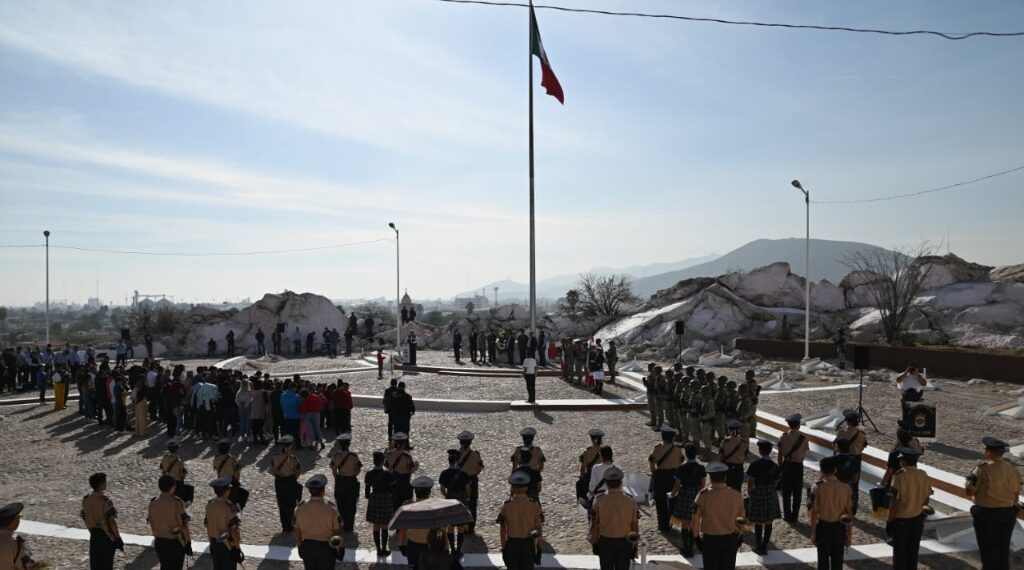 Ayuntamiento de Gómez Palacio rinde homenaje a la Bandera Nacional