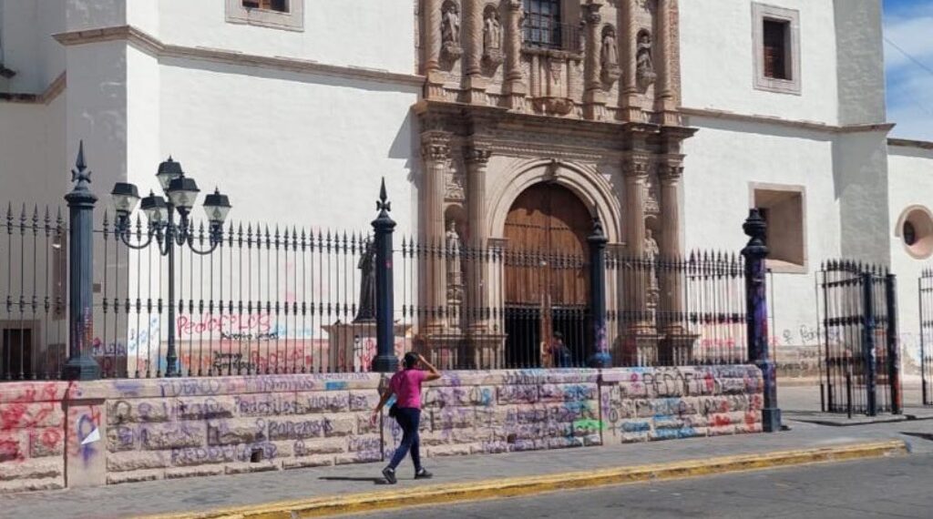 Arquidiócesis lamenta vandalismo a la fachada de Catedral en la marcha del 8M