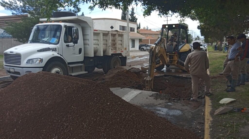 Rápida acción del personal de agua potable evita un mayor desperdicio de agua tras ruptura de la línea.