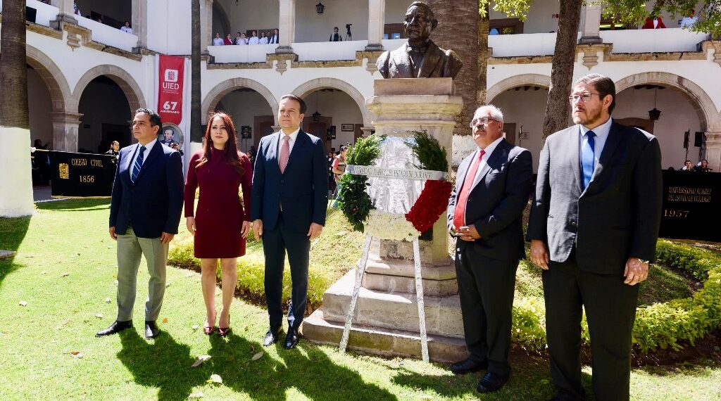Celebran 218 Aniversario del Natalicio frente al busto del Benemérito de las Américas, Benito Juárez.