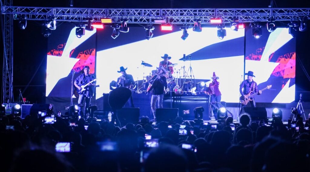 Rotundo éxito el cierre del Festival Ricardo Castro al ritmo de Caballo Dorado