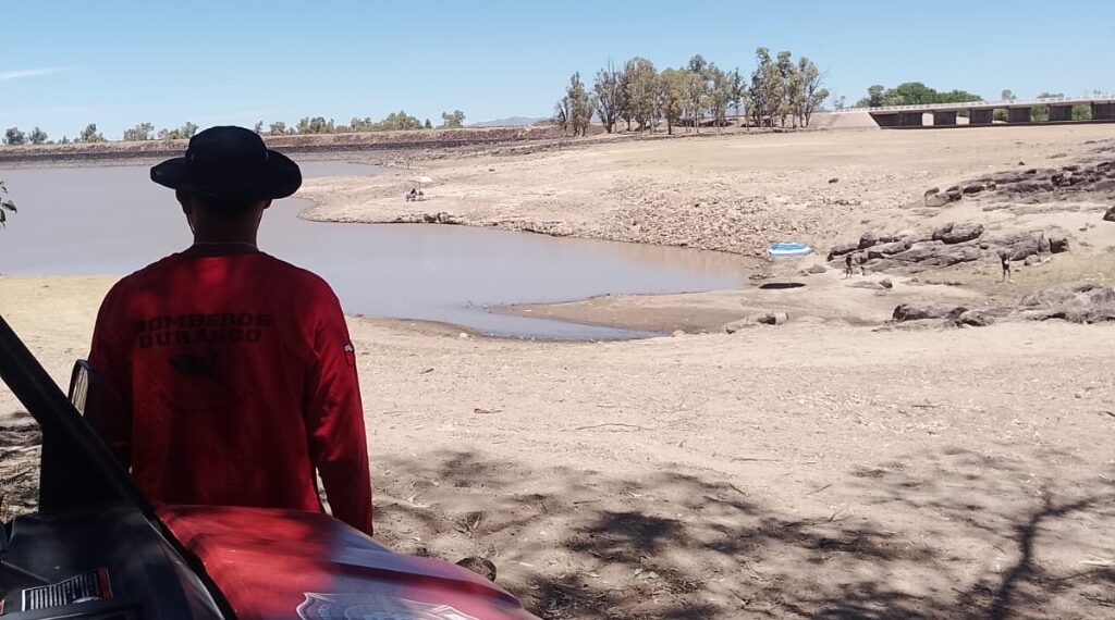 Tuvieron que sacar a 10 familias que se metieron a nadar a presas y ríos