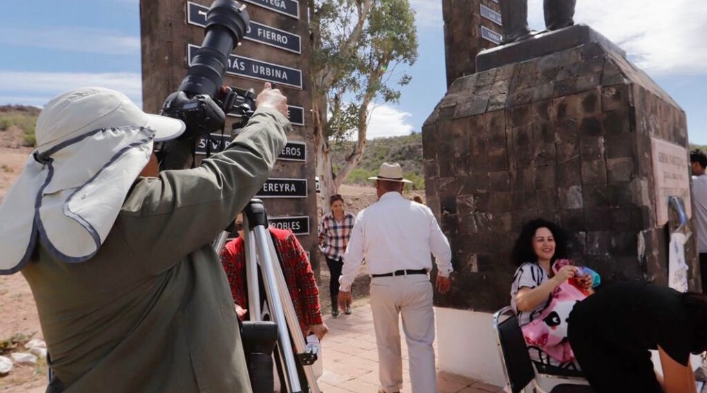 Casa de Pancho Villa fue el escenario para que turistas nacionales e internacionales disfrutaran del eclipse solar total en Durango