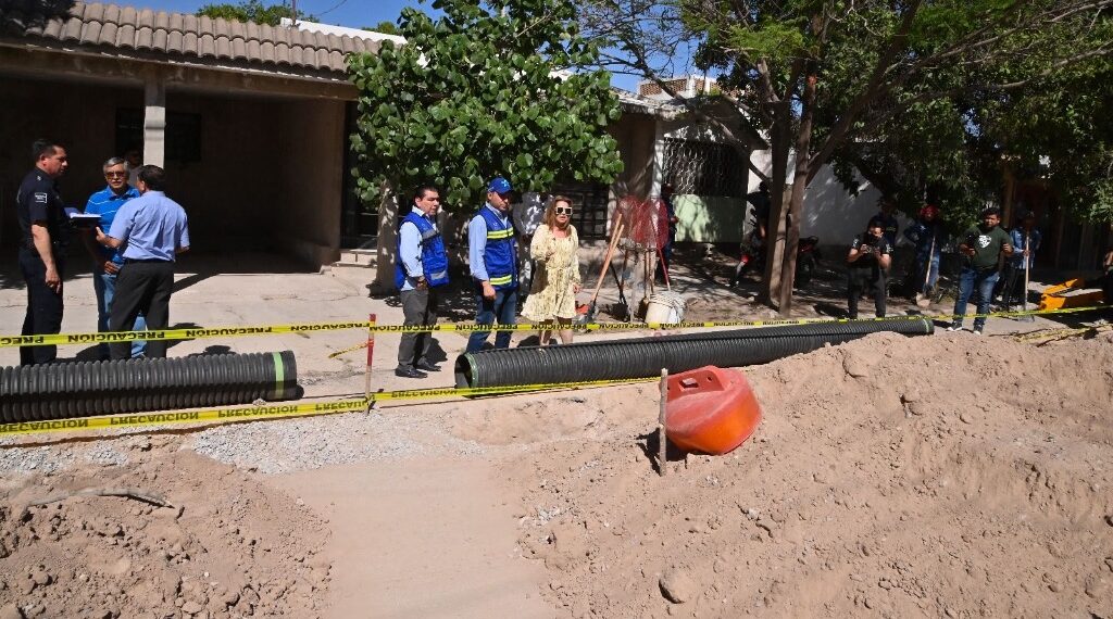 Alcaldesa Leticia Herrera Ale supervisa trabajos de instalación de colector en la colonia Fovissste