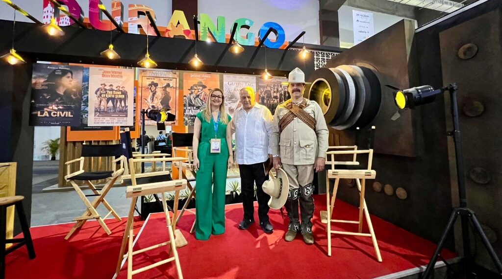 Durango va por más visitantes en el Tianguis Turístico de Acapulco, Gro; llama la atención su stand de cinematografía.