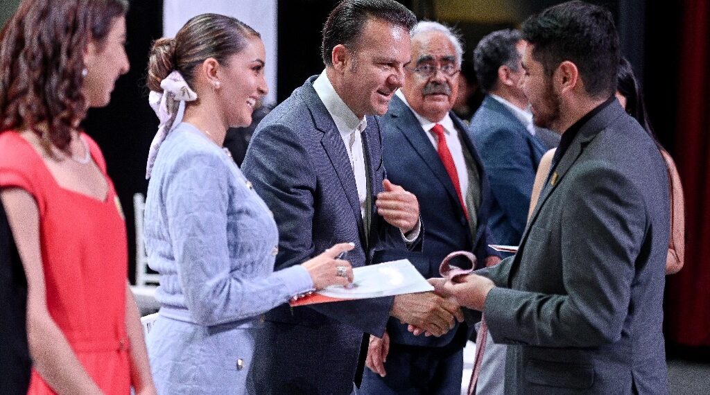 Gobernador de Durango le regaló su corbata a un universitario luego de que este le comentara que le gustaba el accesorio