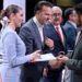 Gobernador de Durango le regaló su corbata a un universitario luego de que este le comentara que le gustaba el accesorio