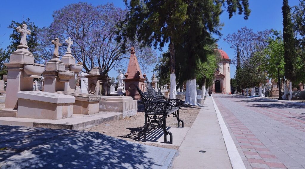 Registrarán panteones municipales cerca de 60 mil visitantes en la romería del 10 de Mayo.  