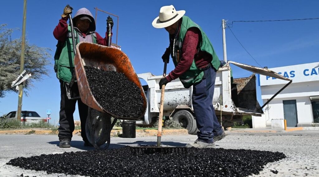 Llevan trabajos de bacheo al área urbana y rural de Gómez Palacio