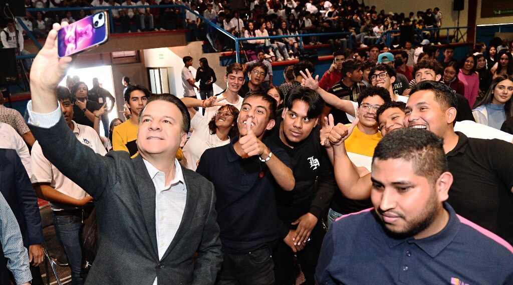 invita el Gobernador Esteban a jóvenes a prepararse para formar parte de las empresas que están llegando en su gobierno.