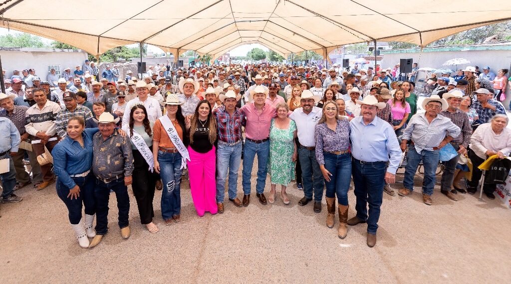 El campo nunca va estar solo mientras tengan amigo Gobernador; entrega Esteban toneladas de semilla de frijol en Tomás Urbina