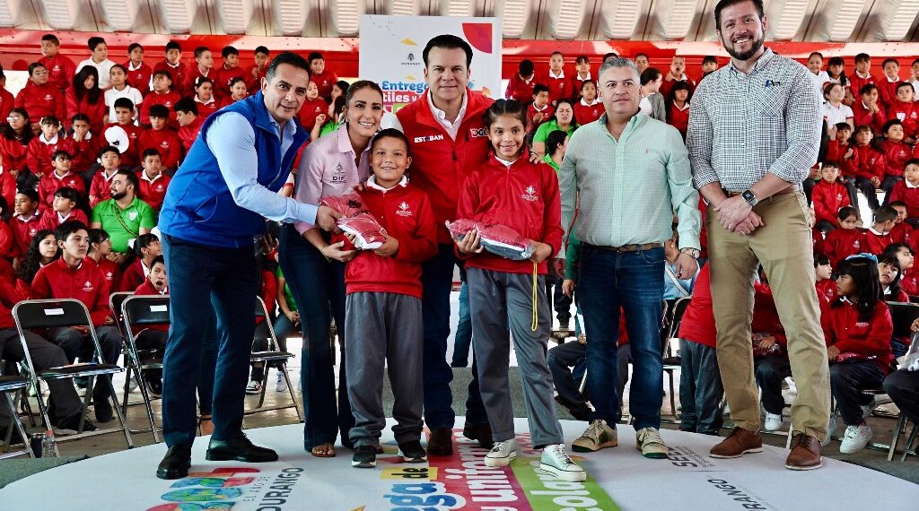 Uniformes escolares llegaron para quedarse en Durango; entregan Marisol y Esteban prendas para ciclo escolar 2024-2025