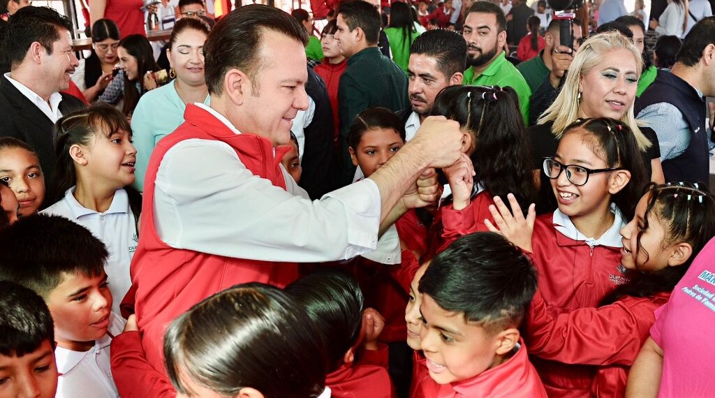 ¡Volvieron los uniformes escolares!; reconocen padres de familia compromiso de Esteban Villegas con niñez duranguense