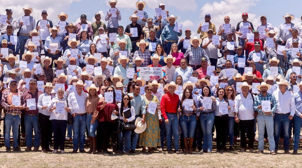 Arranca Esteban construcción de 270 mega bordos de abrevaderos en todo Durango