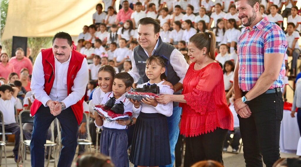 Marisol y Esteban adelantan entrega de Uniformes Escolares Gratuitos; en Gómez Palacio llegan con calzado