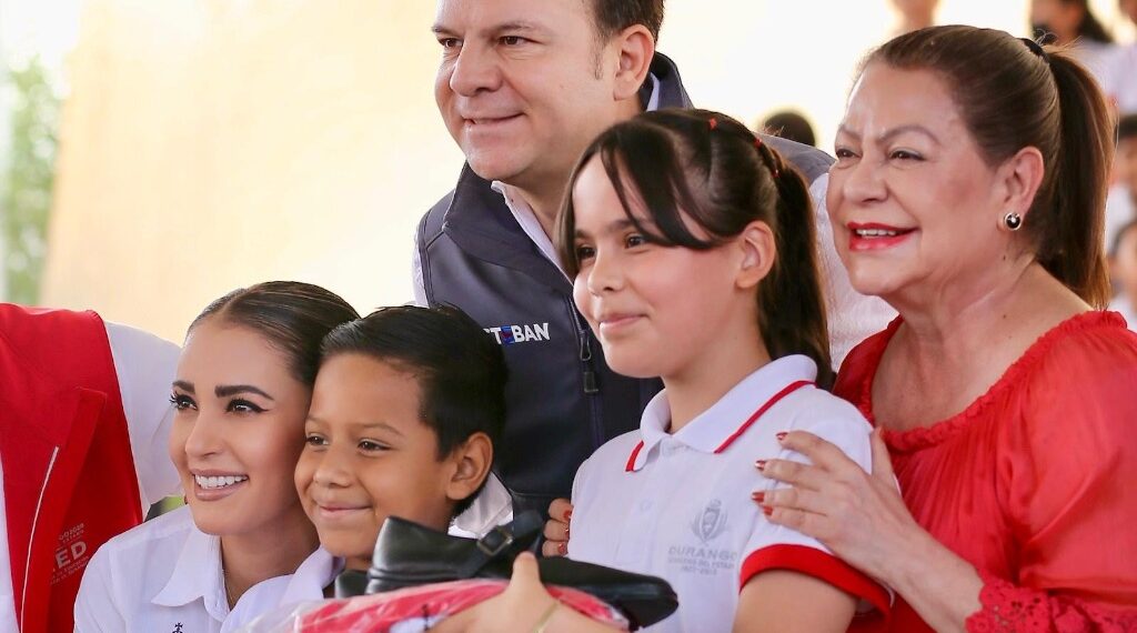 Niños, niñas y jóvenes laguneros preparados y equipados para el próximo ciclo escolar, gracias a apoyos brindado por Marisol y Esteban