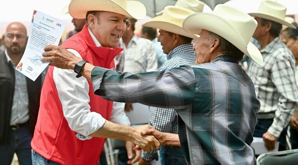 Con bordos de abrevadero que construye Gobierno de Esteban, ganaderos ya no gastarán en pipas de agua para darles de beber a animales