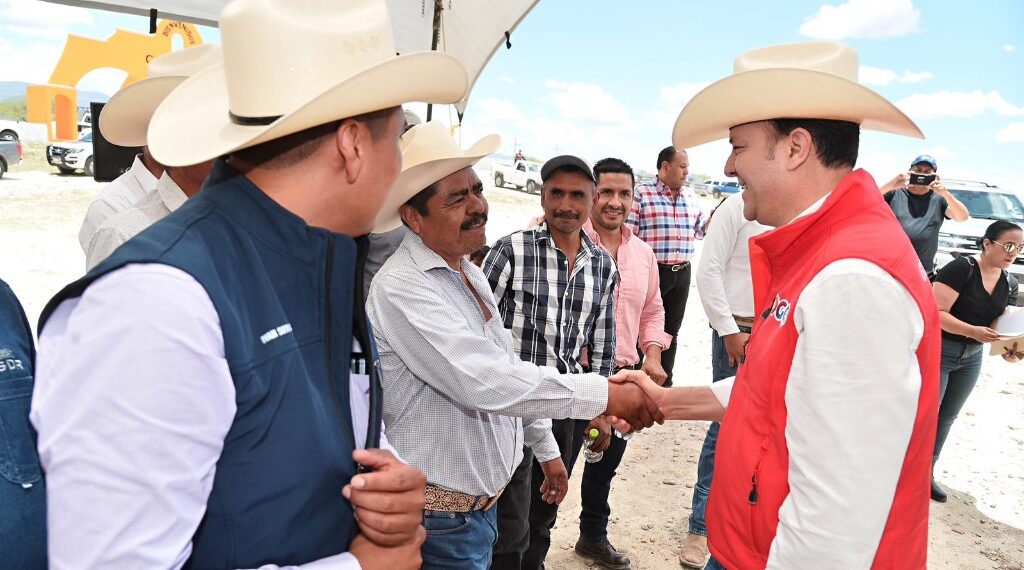 Esteban sí apoya al campo duranguense, en poco tiempo se ve el progreso: productores del Mezquital
