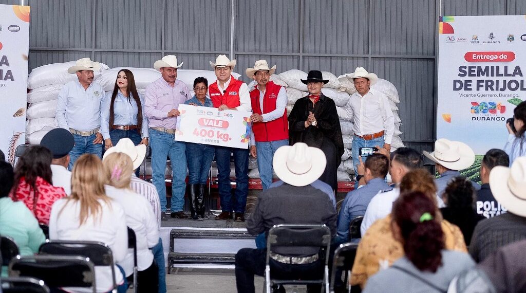 Impulsa Esteban economía de las familias del campo; ahora lleva semilla de avena forrajera y frijol a Poanas, Nombre de Dios, Súchil y Vicente Guerrero