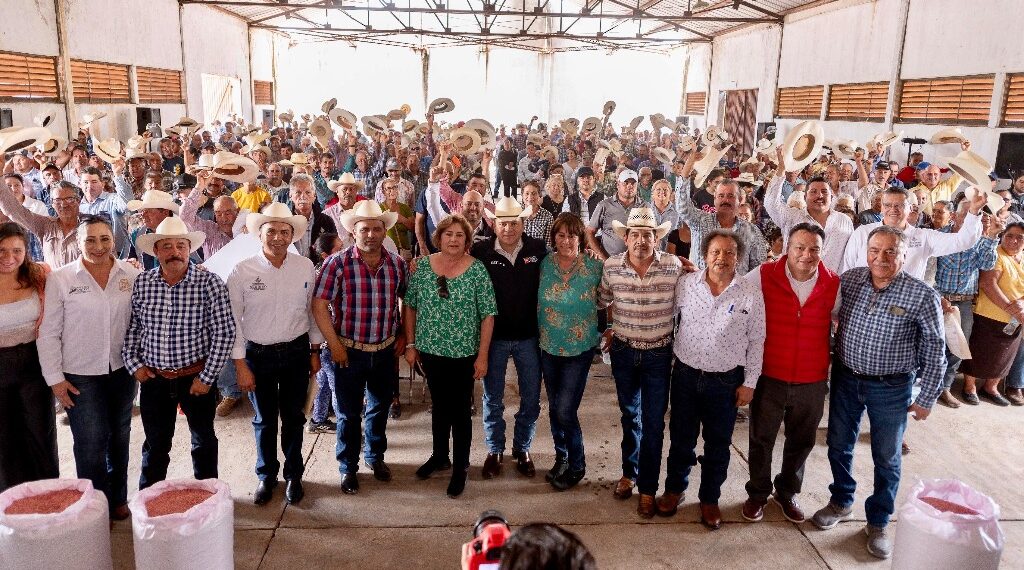 Continúa Esteban con la entrega de semilla de avena; ahora en San Juan del Río y Pánuco de Coronado