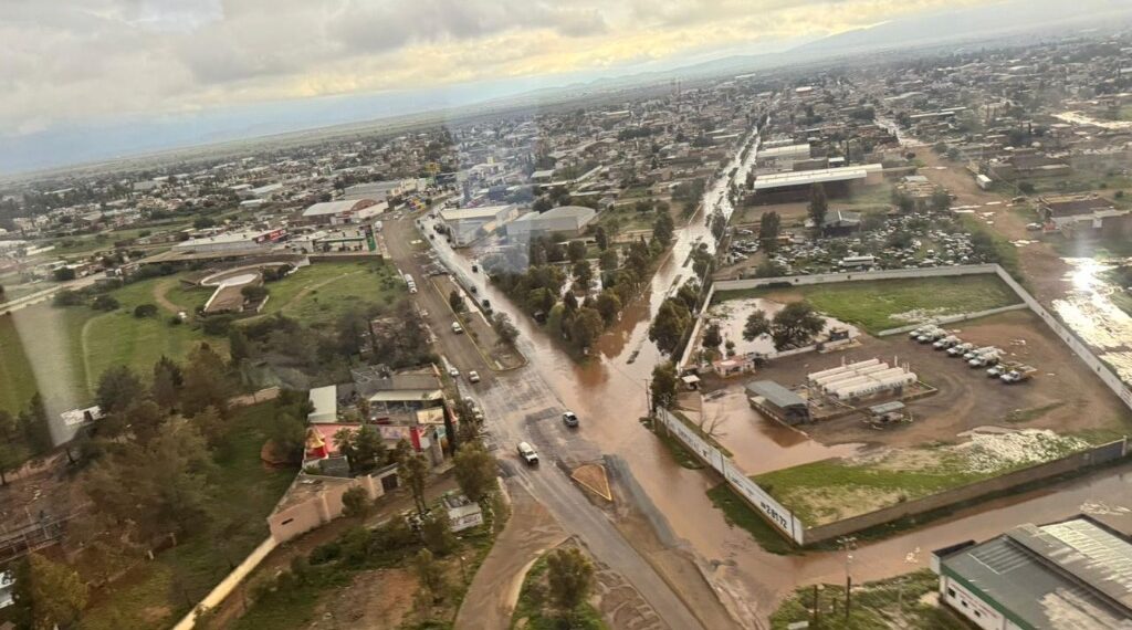 Cierre de carretera y personas evacuadas, tras intensas lluvias en municipios de Durango