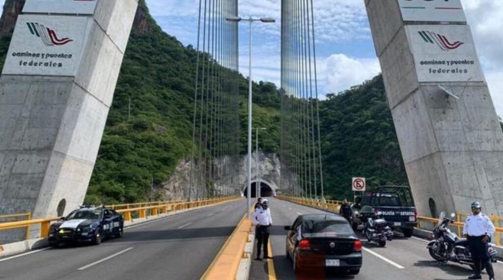 Siguen operando, “casetas alternas” de la Supercarretera