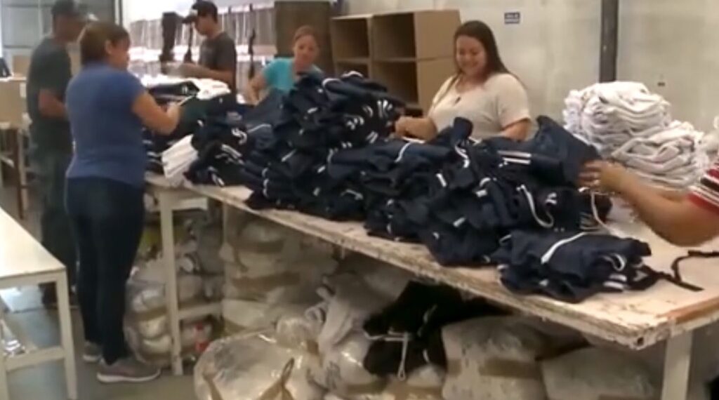Conjunto de uniforme llega a costar hasta 1,600 pesos; talleres, a marchas forzadas para sacar pendientes