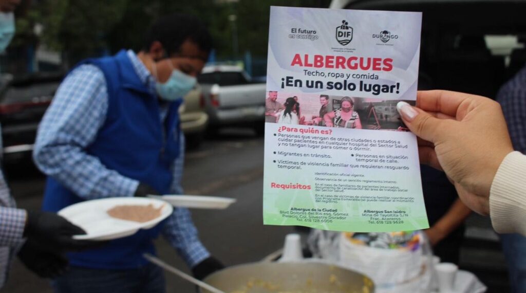 Entrega DIF Municipal cenas en las afueras de los hospitales principales de la ciudad.