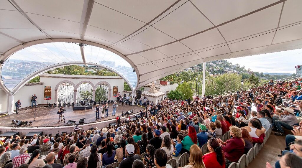 ¡Vuelven las callejoneadas!; además inaugura Esteban junto a cientos de duranguenses la nueva Velaria del Teatro Calvario