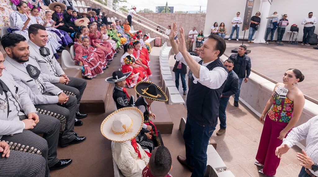 Vibra Durango al son del mariachi;  celebra Esteban Villegas fiestas patrias con actos cívicos y presentaciones musicales
