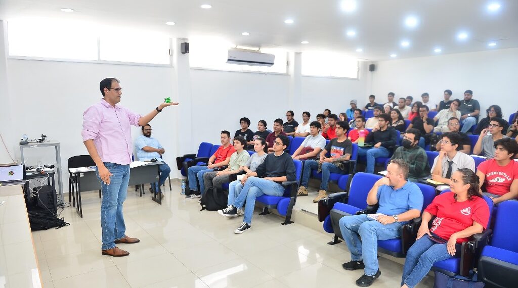 Gobierno Estatal sabe aprovechar talento de universitarios para colocarlos en nuevas empresas: matemático duranguense