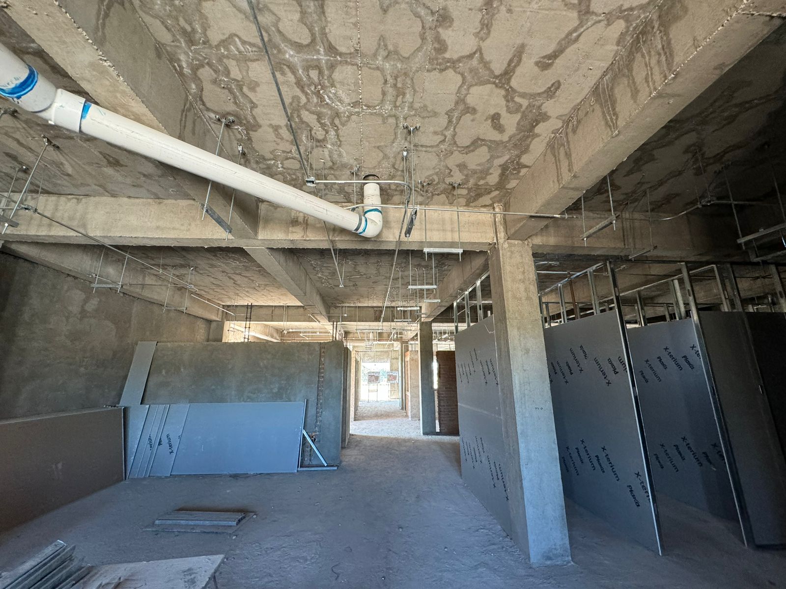 Inicia colocación de muros y divisiones interiores en el nuevo Hospital del Niño; va al 65