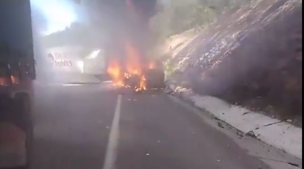 Se necesitaron 3 camiones para sacar a las personas resguardadas por incendio de vehículos en la “Súper”