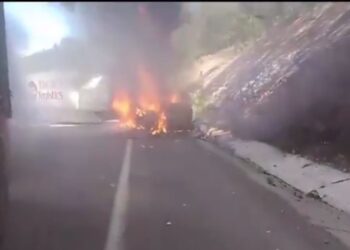Se necesitaron 3 camiones para sacar a las personas resguardadas por incendio de vehículos en la “Súper”