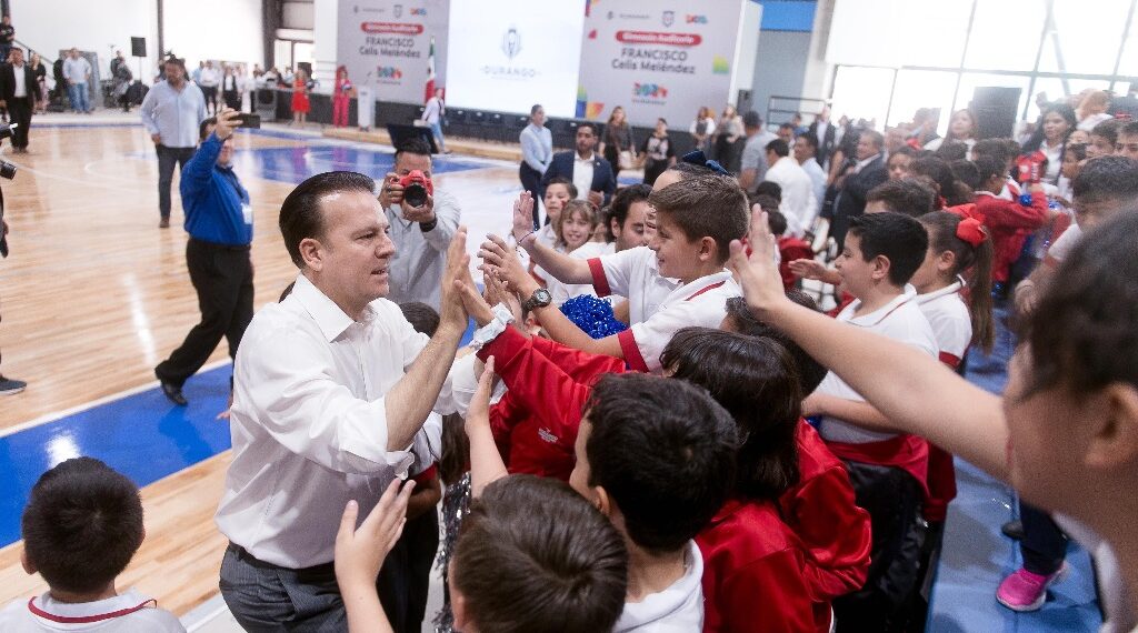 Esteban nos cumplió el sueño de tener un Gimnasio- Auditorio digno de la ByCENED: maestros, papás y alumnos