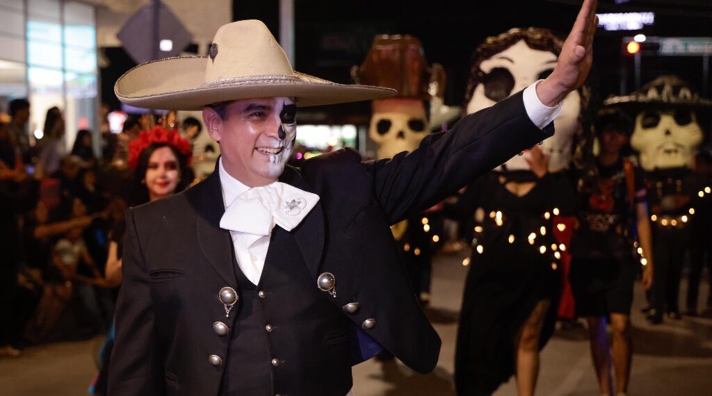 Disfruta la gran familia junto con Toño Ochoa el tradicional Desfile Muuki 2024