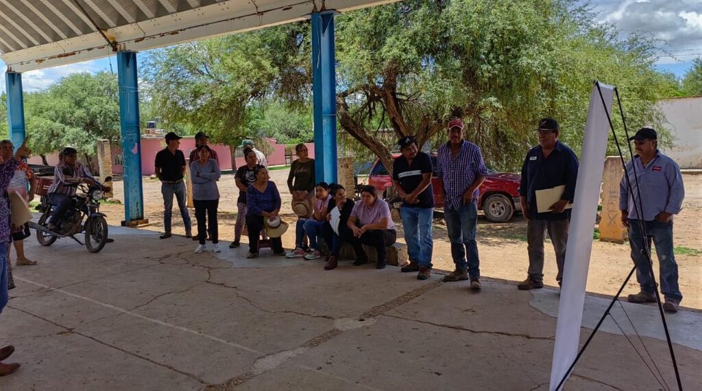 Protege Toño Ochoa a la gran familia de la zona rural con acciones contra el dengue