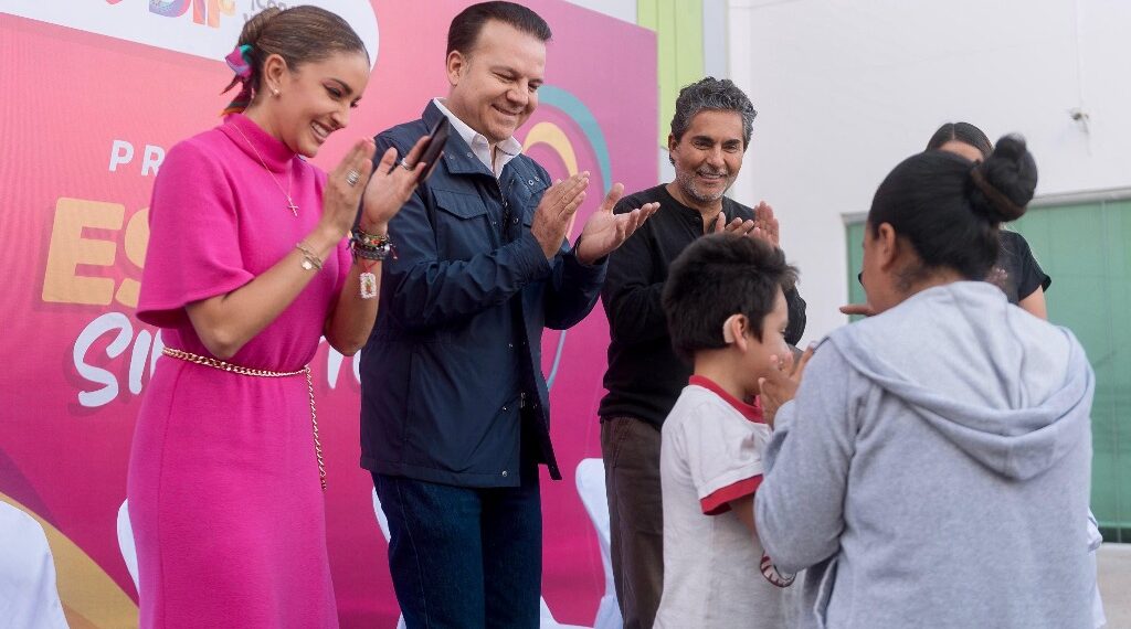 Gracias a Marisol y Esteban ya podemos escuchar bien, agradecen beneficiarios de aparatos auditivos gratuitos