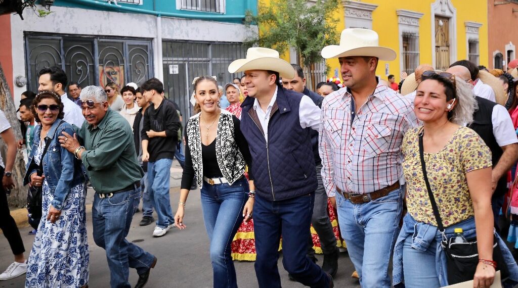 Invitan Marisol y Esteban a participar en la primera “Callejoneada Rosa”