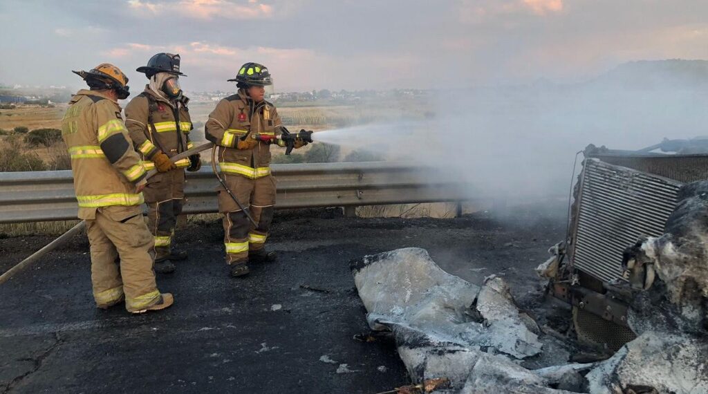 Bomberos de Durango sofocan incendio de tráiler en la súpercarretera a Mazatlán