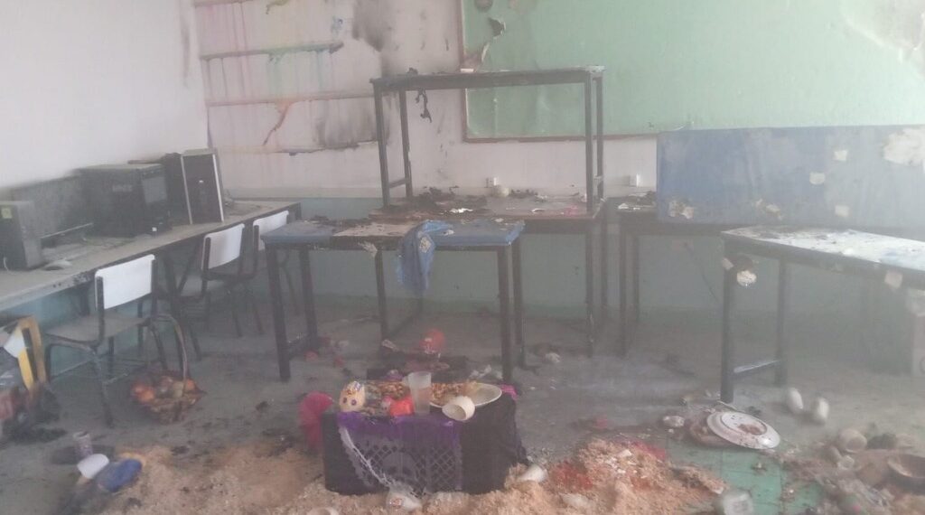 Bomberos de Durango sofocan incendio en salón de clases.