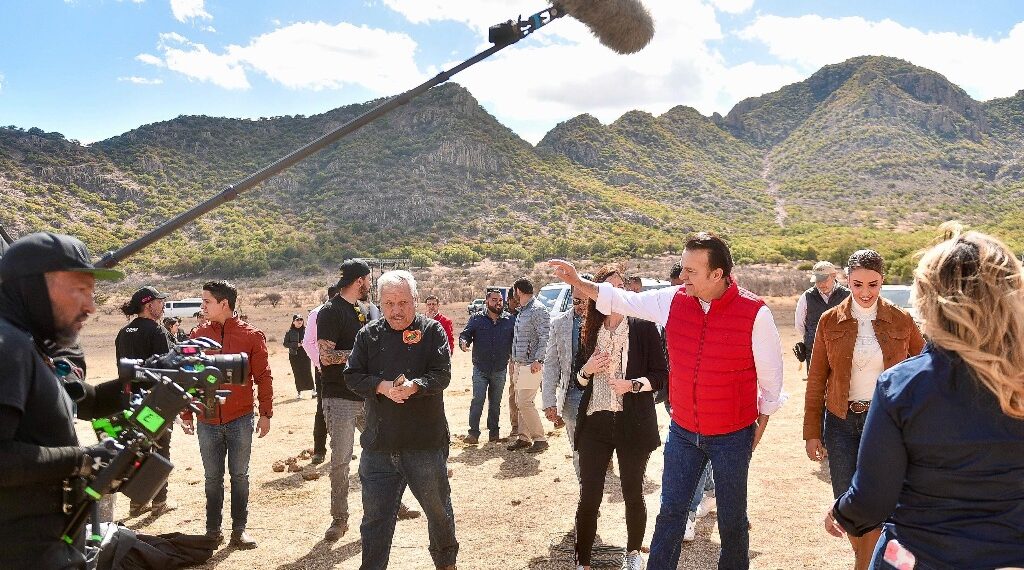 Resalta actor Damián Alcazar apoyo del gobernador Esteban a producciones y talento duranguense