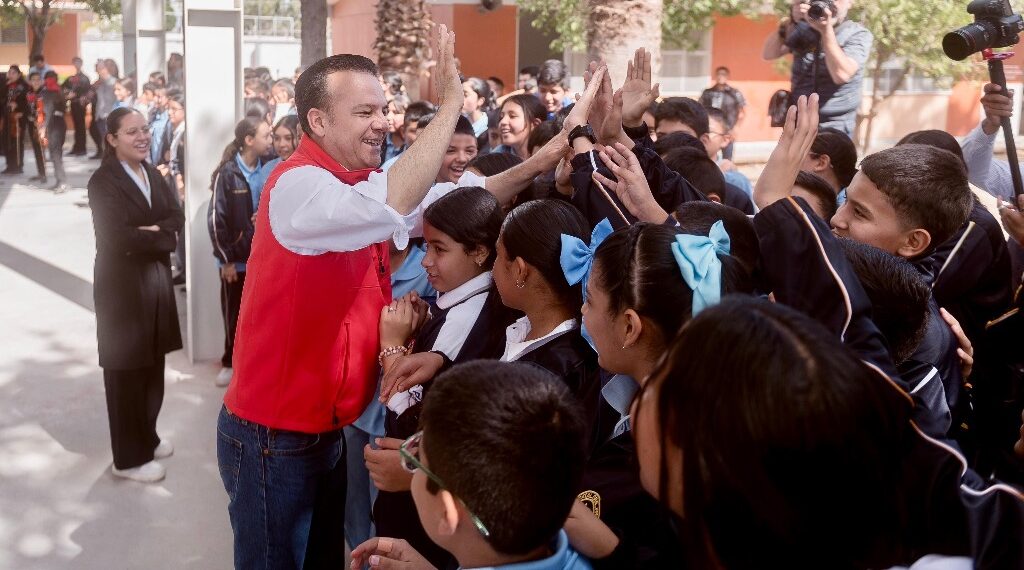 Con Esteban, alumnos de la secundaria “Francisco Villa” ya tienen domo y cancha de usos múltiples