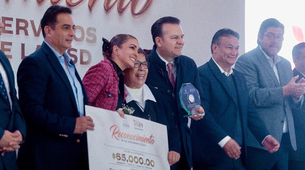 Trabajamos para que personal de salud cuente con mejores condiciones; Esteban y Marisol reconocen a personal de la SSD por años de servicio