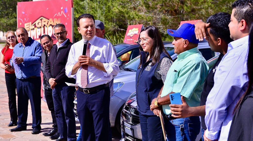Premia gobernador Esteban con vehículos a ganadores del Sorteo “El Gran Cumplidor”