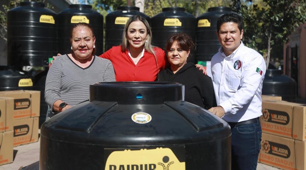 El PRI entrega tinacos y calentadores solares subsidiados