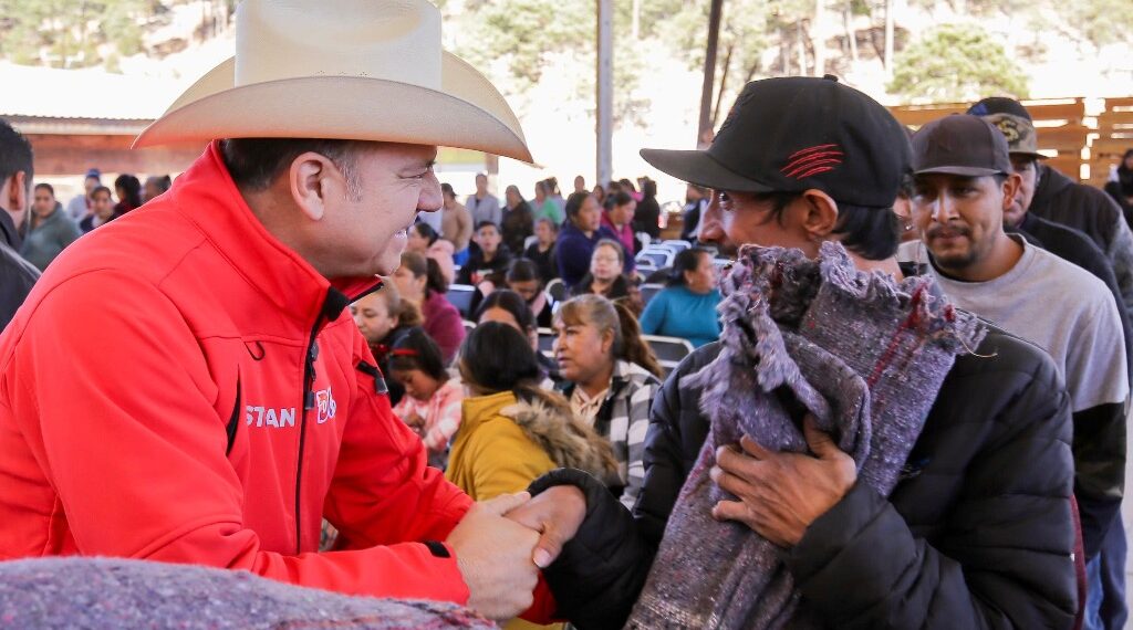 Ante las bajas temperaturas, Marisol y Esteban recorren comunidades alejadas para llevar apoyos invernales