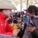 Ante las bajas temperaturas, Marisol y Esteban recorren comunidades alejadas para llevar apoyos invernales